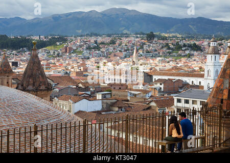 Ein Paar genießt die Aussicht von der Dachterrasse auf die Kathedrale Die Kathedrale von Cuenca, Cuenca, Ecuador Südamerika Stockfoto