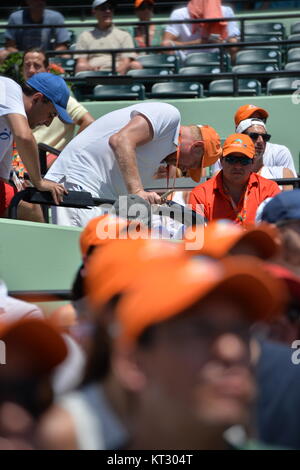 KEY BISCAYNE, FL - April 05: Novak Djokovic aus Serbien besiegt Andy Murray aus Großbritannien in den mens Endrunde während der Miami Öffnen bei Crandon Park Tennis Center am 5. April 2015 in Key Biscayne, Florida. Personen: Stockfoto