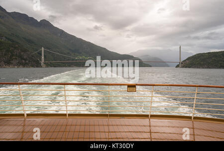 Kreuzfahrt Schiff segelt unter Hardanger Brücke in Norwegen Stockfoto