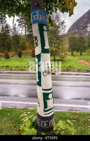 Kammgarn Strickwaren deckt Baumstämme am Eidfjord in Norwegen Stockfoto