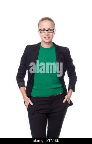 Business Frau stehend Arme in Taschen vor weißem Hintergrund... Stockfoto