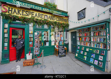 Blick auf das Wahrzeichen von Shakespeare und Company Buchhandlung und Café auf dem linken Seine-Ufer in Paris, Frankreich, gegenüber von Notre Dame entfernt. Stockfoto