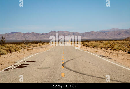 Straße in der Wüste Mojave, USA, Nevada, Natur Stockfoto