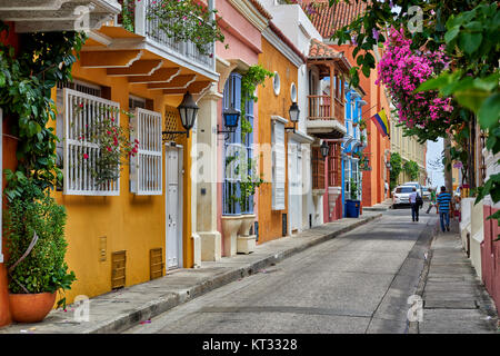 Typischen bunten Fassaden mit Blumen und Balkonen der Häuser in Cartagena de Indias, Kolumbien, Südamerika Stockfoto