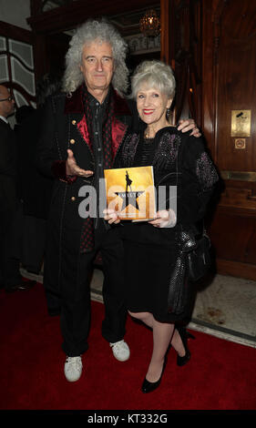 Brian May und Anita Dobson, Ankunft in der Eröffnungsnacht des Broadway Musical, Hamilton im Victoria Palace Theatre, London. Stockfoto