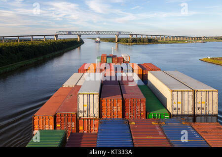 Containerschiff auf dem Nord-Ostsee-Kanal, Schleswig-Holstein, Deutschland Stockfoto