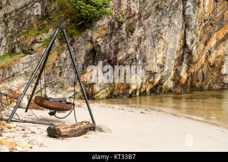 Große rostige Feuerstelle oder BBQ am Strand in norwegischen Fjord Stockfoto