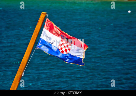 Flagge der Republik Kroatien am Meer Hintergrund Stockfoto