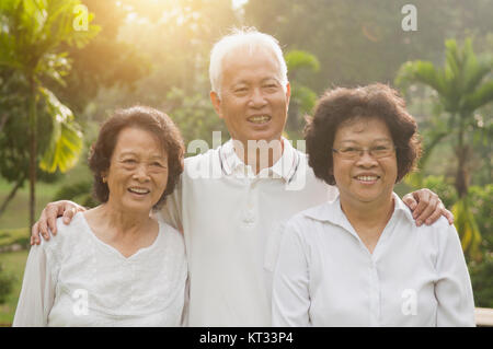 Asiatische Senioren Gruppe der outdoor Park Stockfoto