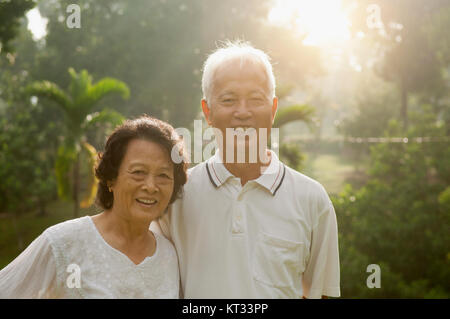 Asiatischer seniors Paar im Park Stockfoto