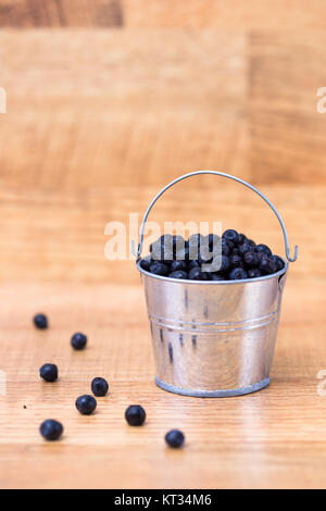 Heidelbeeren auf Holztisch Hintergrund. Reif und saftig frisch gepflückten Heidelbeeren Nahaufnahme. Beeren-Nahaufnahme Stockfoto