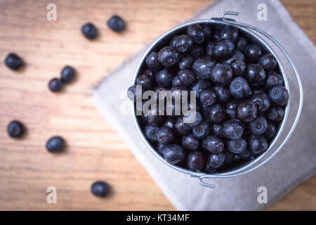 Heidelbeeren auf Holztisch Hintergrund. Reif und saftig frisch gepflückten Heidelbeeren Nahaufnahme. Beeren-Nahaufnahme Stockfoto