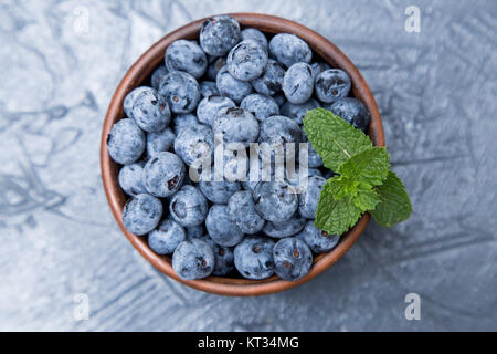 Heidelbeeren auf Holztisch Hintergrund. Reif und saftig frisch gepflückten Heidelbeeren Nahaufnahme. Beeren-Nahaufnahme Stockfoto