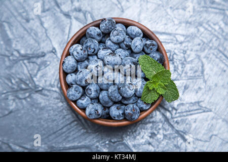 Heidelbeeren auf Holztisch Hintergrund. Reif und saftig frisch gepflückten Heidelbeeren Nahaufnahme. Beeren-Nahaufnahme Stockfoto