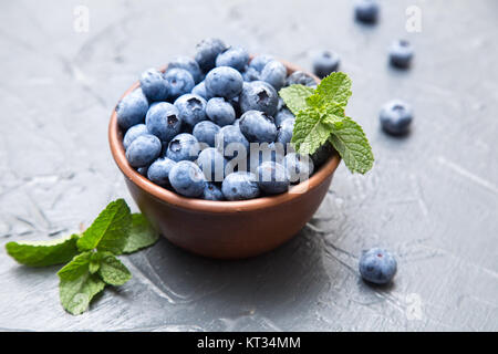 Heidelbeeren auf Holztisch Hintergrund. Reif und saftig frisch gepflückten Heidelbeeren Nahaufnahme. Beeren-Nahaufnahme Stockfoto