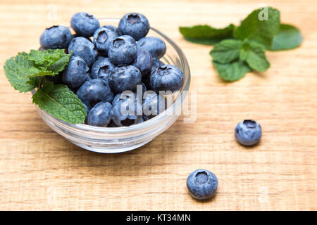 Heidelbeeren auf Holztisch Hintergrund. Reif und saftig frisch gepflückten Heidelbeeren Nahaufnahme. Beeren-Nahaufnahme Stockfoto