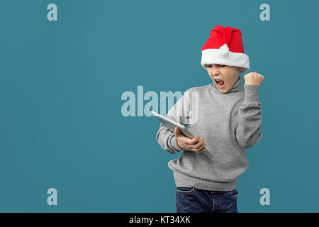 Cute boy Feiern mit Tablet Stockfoto