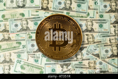 Bitcoin auf US-Dollarnoten oder Anmerkungen zu Tabelle Stockfoto