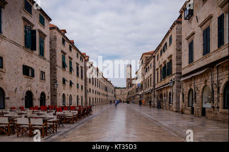 Ein Stadtzentrum streetview der befestigten und historischen Stadt Dubrovnik, Kroatien. Die Stadt ist von der Unesco in die Liste des Erbes der Welt. Stockfoto