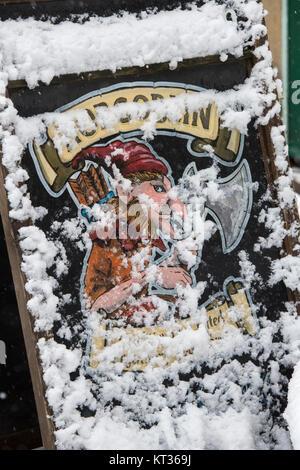 Hobgoblin pub Anmelden Schnee bedeckt. Cotswolds, England Stockfoto