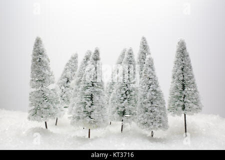 Weihnachtskarte - eine Miniatur Weihnachtsbaum im Schnee Stockfoto