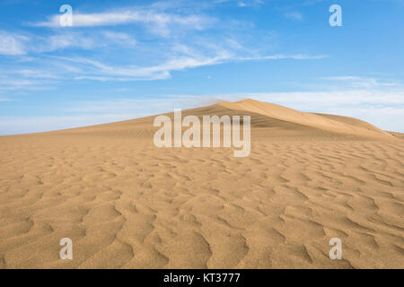 Sand in den Dünen von Maspalomas, eine kleine Wüste auf Gran Canaria, Spanien. Sand und der Himmel. Stockfoto