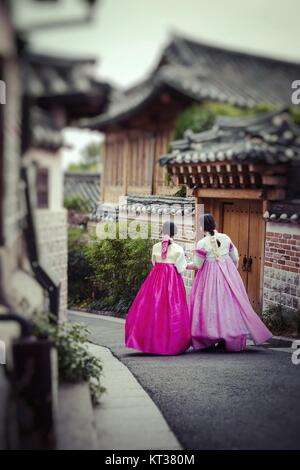 SEOUL - Südkorea - 21. Oktober 2016: ein Paare Frauen wandern durch die traditionellen Stil Häuser Bukchon Hanok Village in Seoul, Südkorea. Stockfoto