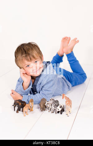 Junge mit Spielzeug Tiere Stockfoto