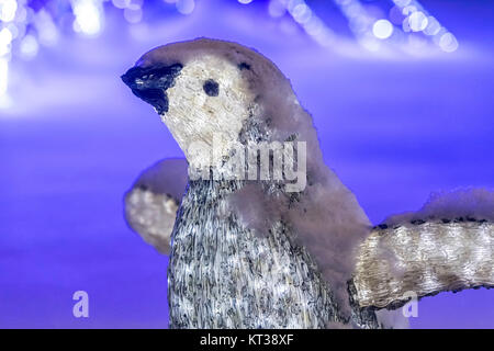 Künstliche Pinguin im Winter der Calgary Zoo Zoolights Veranstaltungsort Stockfoto