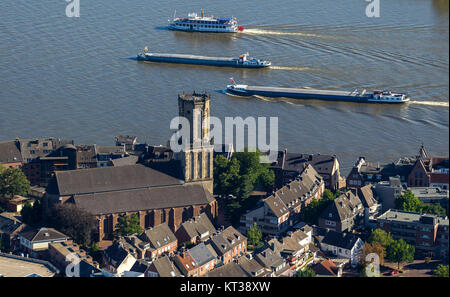 Kirche St. Aldegundis in Emmerich mit Frachtschiffe auf dem Rhein, Luftaufnahme von Emmerich am Rhein, Niederrhein, Emmerich am Rhein, Niederrhein, noch Stockfoto