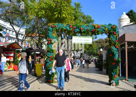 Mercadinho de Natal, der Weihnachtsmarkt auf dem Vorplatz der Avenida Arriaga, Funchal, Madeira, Portugal Stockfoto