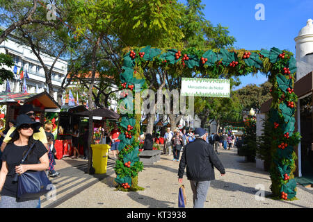 Mercadinho de Natal, der Weihnachtsmarkt auf dem Vorplatz der Avenida Arriaga, Funchal, Madeira, Portugal Stockfoto