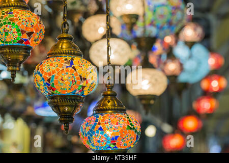 Verschiedene alte Lampen auf dem großen Basar in Istanbul Stockfoto