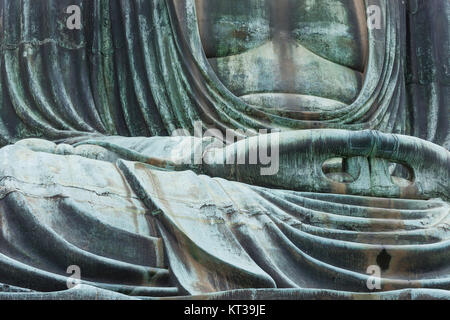 Der große Buddha (Daibutsu) aus Gründen der Kotokuin-Tempel in Kamakura, Japan. Stockfoto