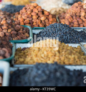 Trockenfrüchte und Gewürze wie Cashewnüsse, Rosinen, Nelken, Anis, etc. auf dem Display für Verkauf auf einem Basar in Osh Kirgisistan. Stockfoto