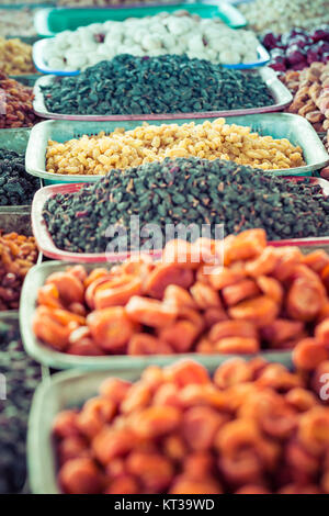 Trockenfrüchte und Gewürze wie Cashewnüsse, Rosinen, Nelken, Anis, etc. auf dem Display für Verkauf auf einem Basar in Osh Kirgisistan. Stockfoto