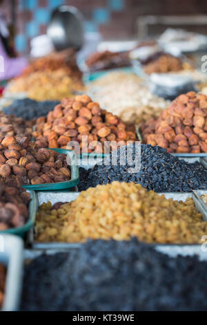Trockenfrüchte und Gewürze wie Cashewnüsse, Rosinen, Nelken, Anis, etc. auf dem Display für Verkauf auf einem Basar in Osh Kirgisistan. Stockfoto
