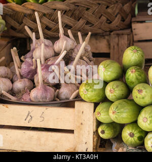 Frische Zwiebel und Knoblauch zu verkaufen in Morgenmarkt, Bischkek, Kirgisistan. Stockfoto