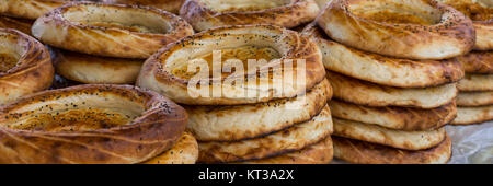 Kirgisen Brot Tokoch auf Sonntagsmarkt in Osch. Kirgistan. Stockfoto