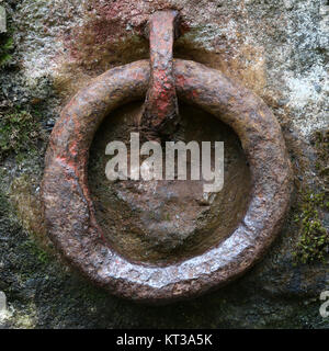 Alten rostigen eisernen Ring zum Greifen - Detail Stockfoto