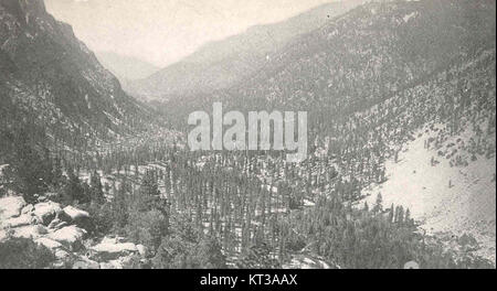 39561 Ansicht des oberen Kern River Canyon, Blick nach Süden von einem Punkt an der östlichen Wand über dem Vulkan Creek Tower Rock ist auf der linken Seite gesehen. Stockfoto