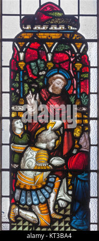 LONDON, Großbritannien - 19 September 2017: Der Hauptmann Kornelius tauft Petrus auf die Glasmalereien in der Kirche St Mary Abt Stockfoto