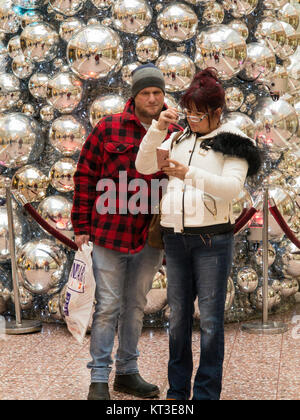 Der Mann und die Frau eine selfie vor dem Weihnachtsbaum in der Grosvenor Einkaufszentrum Chester Cheshire England Stockfoto