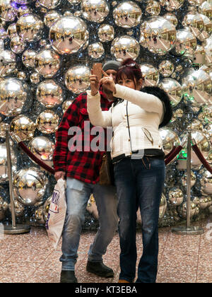 Der Mann und die Frau eine selfie vor dem Weihnachtsbaum in der Grosvenor Einkaufszentrum Chester Cheshire England Stockfoto