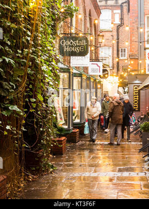 Blick entlang der nassen Fahrbahnen der mittelalterlichen godstall Lane verbindet das Stadtzentrum mit der Kathedrale in der römischen Stadt Chester Cheshire England Stockfoto