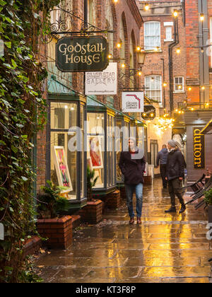 Blick entlang der nassen Fahrbahnen der mittelalterlichen godstall Lane verbindet das Stadtzentrum mit der Kathedrale in der römischen Stadt Chester Cheshire England Stockfoto