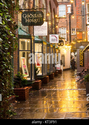 Blick entlang der nassen Fahrbahnen der mittelalterlichen godstall Lane verbindet das Stadtzentrum mit der Kathedrale in der römischen Stadt Chester Cheshire England Stockfoto