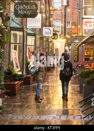 Blick entlang der nassen Fahrbahnen der mittelalterlichen godstall Lane verbindet das Stadtzentrum mit der Kathedrale in der römischen Stadt Chester Cheshire England Stockfoto