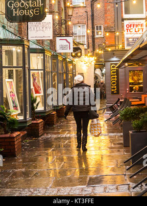 Blick entlang der nassen Fahrbahnen der mittelalterlichen godstall Lane verbindet das Stadtzentrum mit der Kathedrale in der römischen Stadt Chester Cheshire England Stockfoto