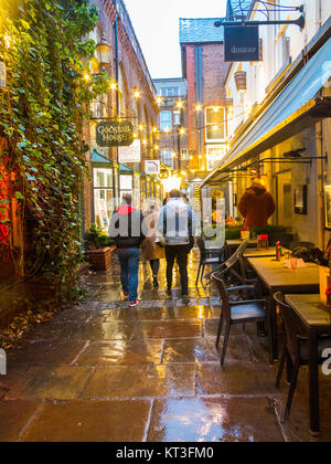 Blick entlang der nassen Fahrbahnen der mittelalterlichen godstall Lane verbindet das Stadtzentrum mit der Kathedrale in der römischen Stadt Chester Cheshire England Stockfoto